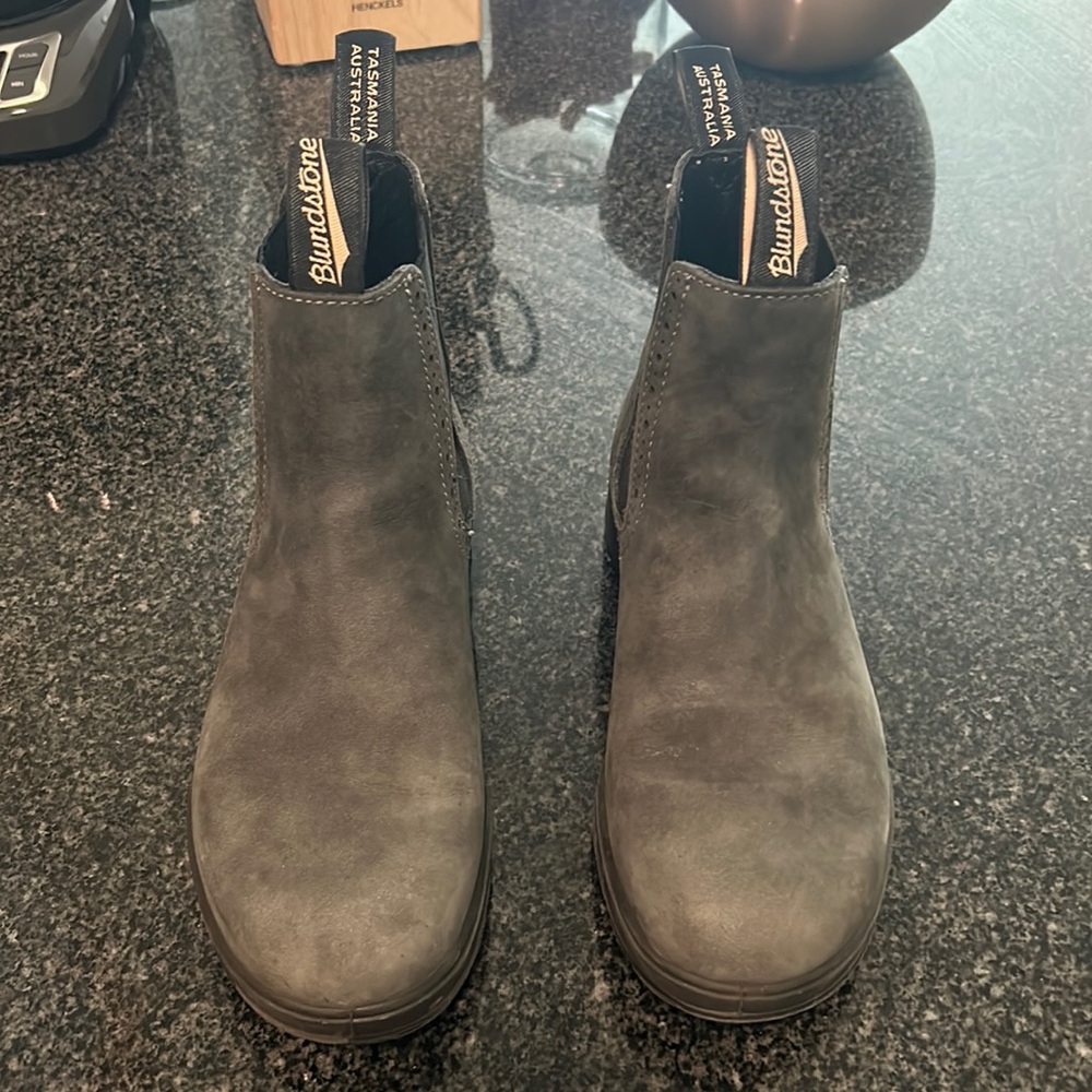 Blundstone shoes, size women 7.5. Worn a handful of times!
